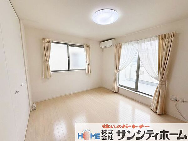 2面採光を確保した明るい室内は、風通しもよく、大変居心地のいい空間となっております。
