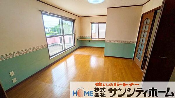 大きな窓からは爽やかな風が通り抜け、明るい陽光が降り注ぐ気持ちの良い空間です！