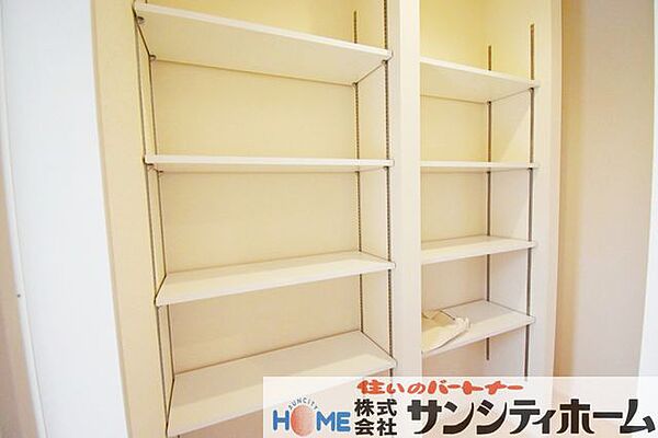 靴以外にも外で使うお子様の遊び道具やキャンプ用品など汚れが気になる物の収納にも便利なスペースです。