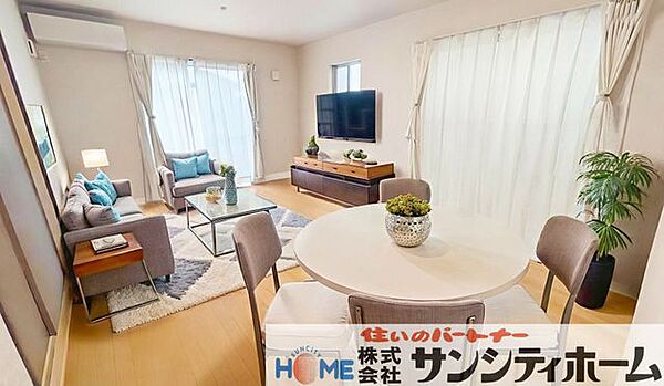 LDKが16帖あるため、ゆとりある空間となっております。お子様がいるご家庭でも遊ぶスペースも確保できるため、広さは十分です。写真は加工してあります。