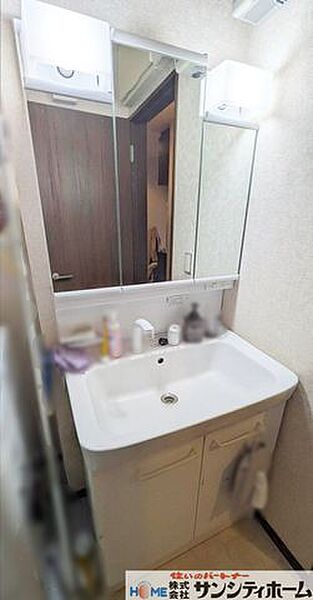 3面鏡洗面台。毎日の忙しい朝に身支度も気持よくお使い頂けます。