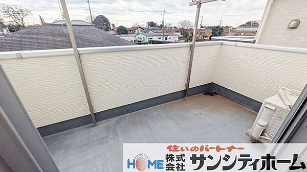 洗濯物が多い日も安心の大型バルコニーは2部屋から出入り可能です！