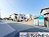 外観：前面道路は交通量が少なく静かで安全な住環境です。小さなお子様がいても安心ですね。