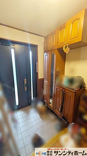 お出かけ前に全身チェックできるミラー付きの下駄箱で玄関周りがスッキリ片付きますね！