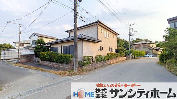 ゆっとりとした6ｍ幅の挟んでいることで陽ざしを遮断されることもなく明るい邸宅。