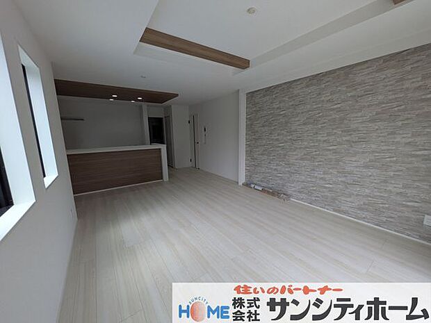 大きな窓のあるリビングは、陽光あふれる明るい空間です。