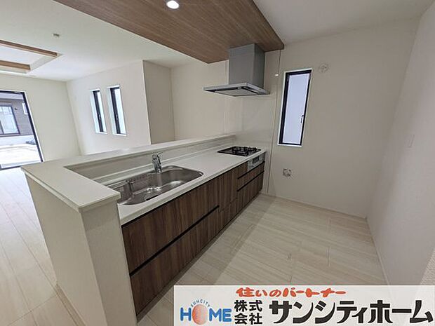 対面式を採用したキッチンですのでリビングで寛ぐご家族をいつも感じられます。