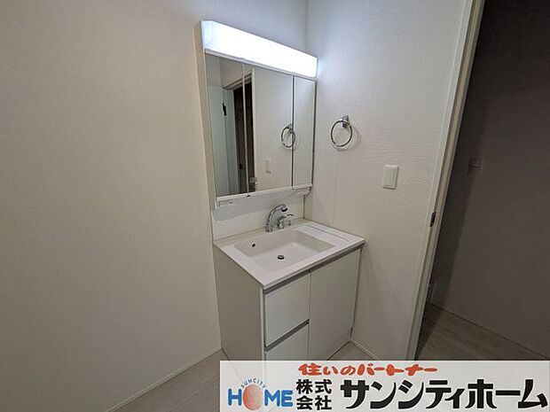 広々とした清潔感のある洗面室は明るく快適な空間です。