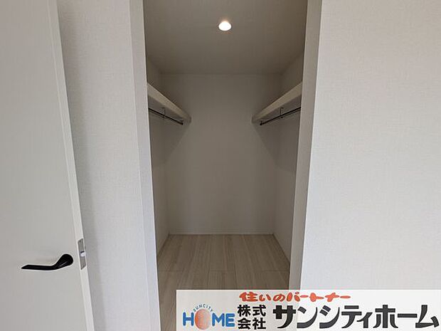 収納が豊富なのでご家族みんなのお荷物がすっきり片付きそうですね!
