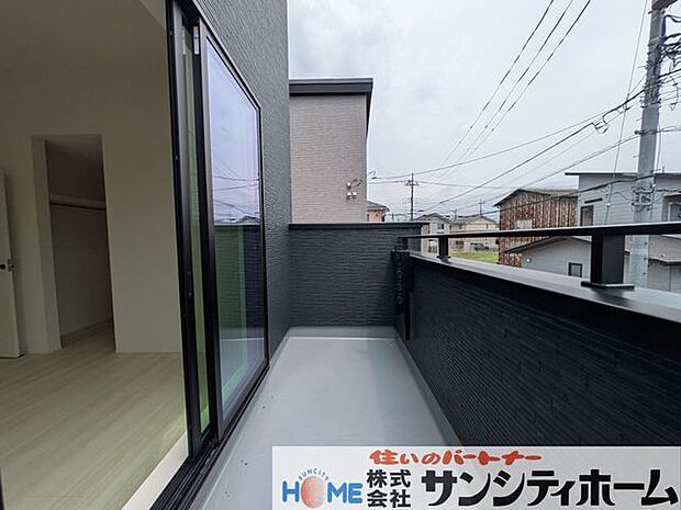 バルコニーが広いので洗濯物がたっぷり干せて家事も楽々です。