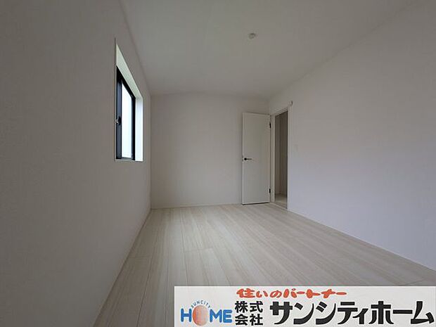 お部屋によって窓の配置や大きさが異なります。個性的かつ採光も考えられた設計です。