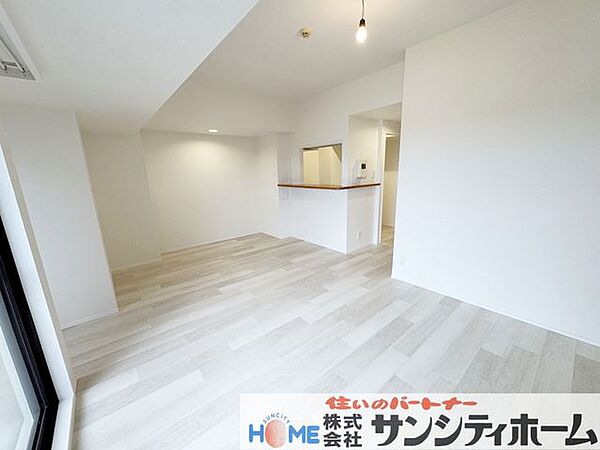 日差したっぷりの明るいＬＤＫでご家族とのんびりとしたひと時を過ごせそうですね。