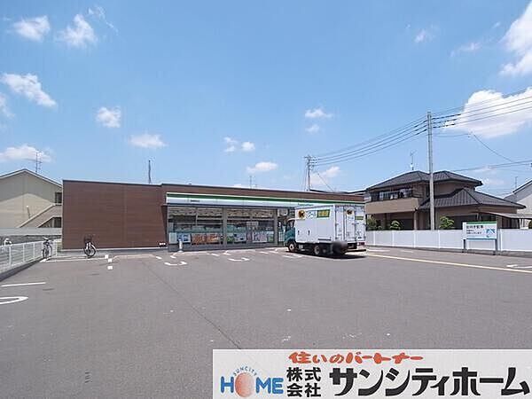 ファミリーマート岩槻西町店 徒歩9分。 670m