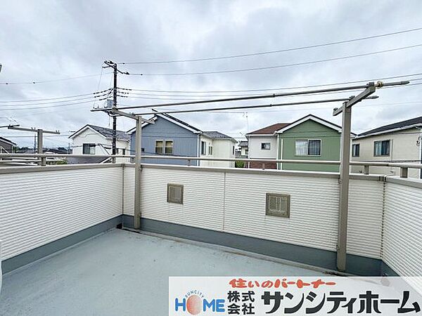 洗濯物が多い日も安心の大型バルコニーは2部屋から出入り可能です！