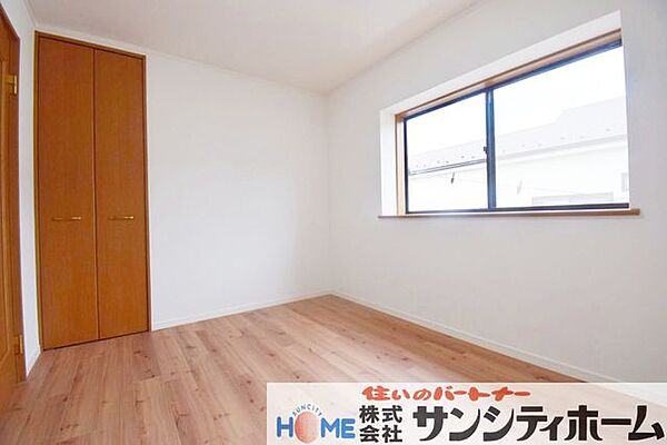 お部屋によって窓の配置や大きさが異なります。個性的かつ採光も考えられた設計です。