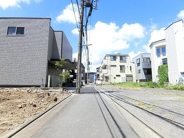 前面道路を含む現地：令和８年８月７日撮影　陽当り良好の現地