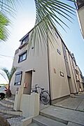 雑色駅より徒歩11分 築8年2ヶ月 3階建の賃貸物件