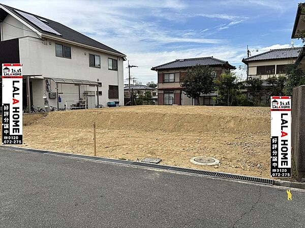 ●早い段階ですと自由設計にて建築可能な区画あり　道路との高低差の少ない敷地です●すぐにご案内させて頂けますので、お気軽にお問合せ下さい●現地でのお待合わせや、ご自宅・最寄り駅までお迎えも可能！