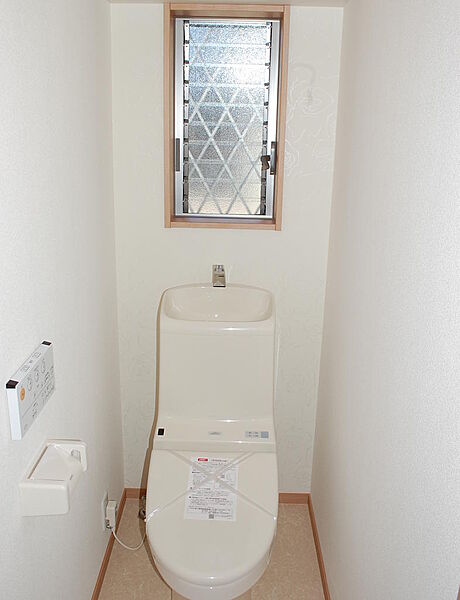 ●洗浄・暖房便座が標準！便器は奥までぐるっとフチがないからサッとひとふき、お掃除ラクラク！自動でミスト（水）をふきかけて水のクッションを作り、便器表面をツルツルにすることで、便器を汚れから守ります！