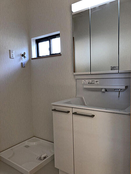 ●３面鏡タイプ。鏡の内側も収納になっています。お手入れがしやすい大型洗面ボール！引出しタイプの収納キャビネットもあり、たっぷり収納が嬉しいですね！