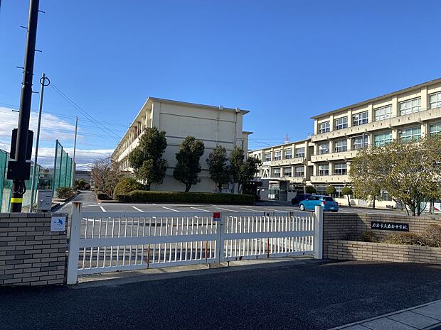 岩倉中学校　1187m 徒歩約15分　昭和22年創立の中学校です。