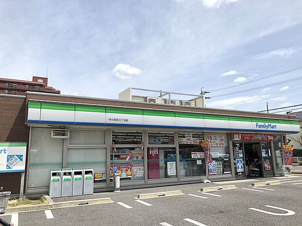 ファミリーマート中小田井三丁目店　141m 徒歩約2分　24時間営業なので何かと便利です。