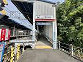 名鉄名古屋本線/新川橋駅　953m 徒歩約12分　駅名通り、堤防上の駅となります。