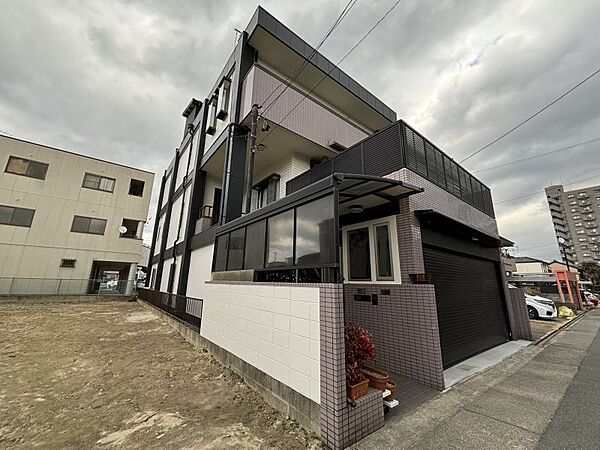 鉄骨造の建物となります。土地面積は50坪以上ございます。
