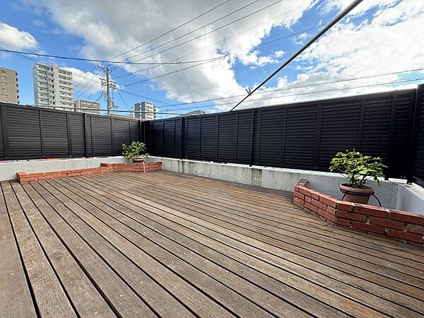 大きな空が広がるバルコニーで、家庭菜園を楽しむのも良さそうですね♪