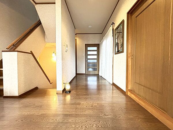 廊下も広々とした空間となっています！シンプルで落ち着いた雰囲気の内観です。