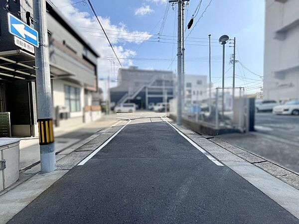 前面道路は約6mの幅があり、駐車しやすい立地です！