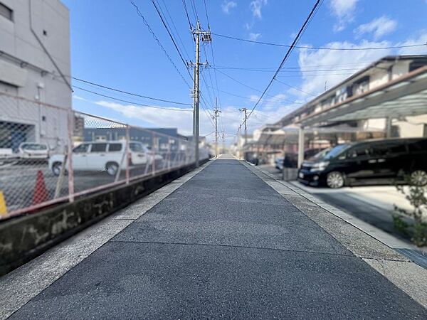 小学校まで徒歩約3分！お子様がいらっしゃるご家庭でも安心して住んでいただけます！