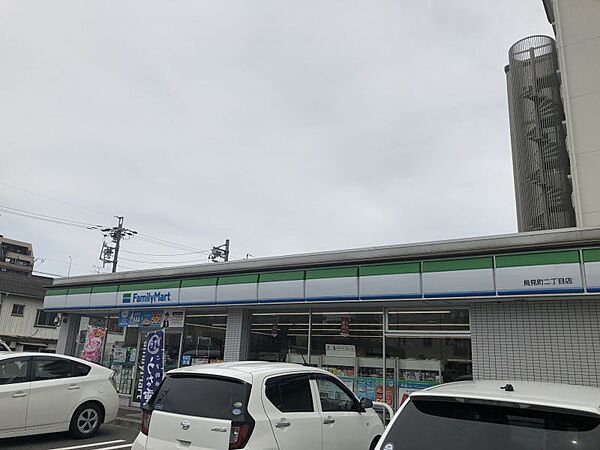 ファミリーマート鳥見町二丁目店まで　189m　徒歩約3分