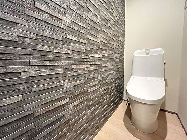 1階のトイレです。壁は脱臭・調湿効果のあるエコカラットを張っています！