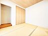 室内：リビングの横に、他のお部屋とデザインがなじみやすい洋風の和室がございます！