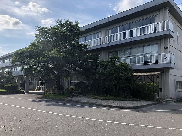 東山中学校まで　1308m　徒歩約17分●「教育目標」心身ともに健康で、たくましい人を育成する　学校や仲間を誇りに思える気持ちの醸成を目指します。