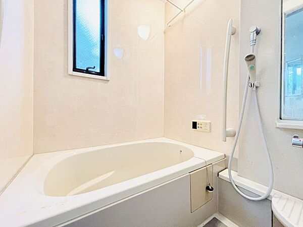 窓がついており気軽に換気ができるほか、追い炊き機能もございます！