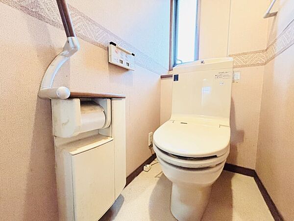 手すり付きで安心なトイレ！ペーパーホルダーに収納がついております♪