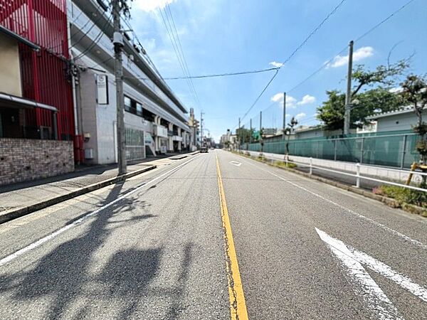 前面道路は幅員が6m以上、余裕をもって運転していただけます。