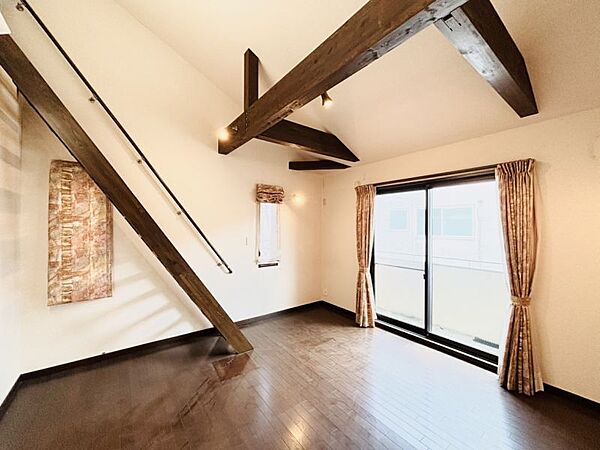 2階の南東のお部屋にはお子さまが喜ぶワイドなロフトを完備！