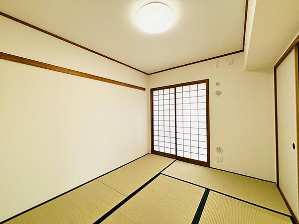 和室とリビングをつなげれば16帖以上の広々空間になります。畳表替・襖張替済み。