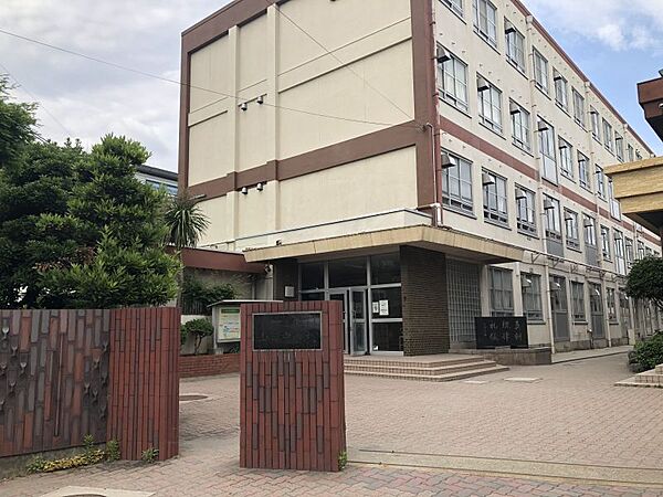 山田中学校まで　1300m　徒歩約17分●地下鉄／名鉄「上小田井駅」徒歩約5分に位置する中学校です。【校訓：真剣・規律・礼儀】【生徒数：656名】
