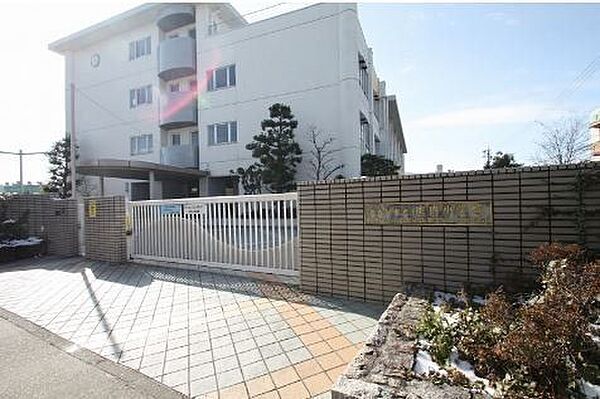 庄内小学校まで　710m　徒歩約9分●地下鉄鶴舞線　庄内通駅徒歩約12分。校内には、吹抜のある広いホールや、小鳥のさえずりが聞こえる樹木施設があります。