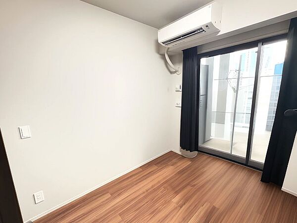 洋室は北向きのため、穏やかな明るさのある空間でお過ごしいただけます♪