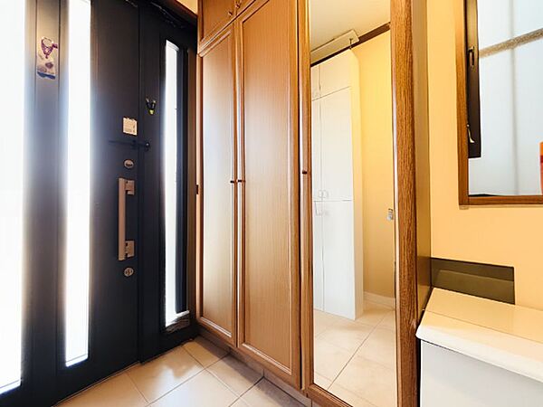 ワイドな靴箱、姿見が嬉しい玄関♪
