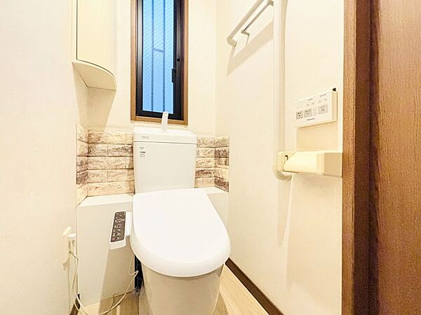 壁にちょっとした収納スペースがあるためトイレットペーパーなどをしまっておけます！