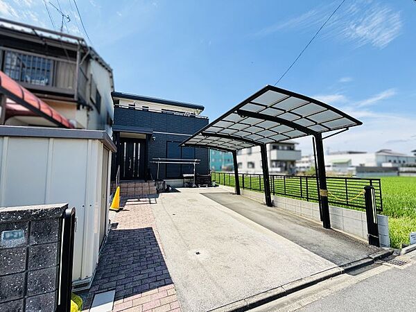 お車は最大で3台駐車可能。カーポートがついているので雨の際は嬉しいです♪