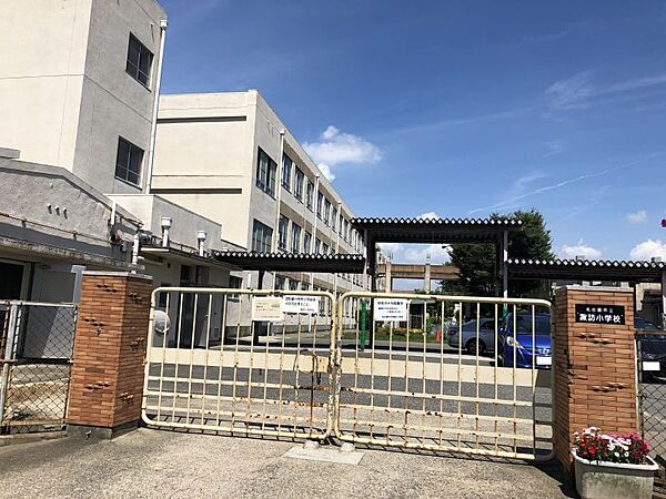 諏訪小学校まで　464m　徒歩約6分●【校訓】仲よく・正しく・たくましく　昭和34年4月1日比津小学校分校として開校しました。令和4年に創立60周年をむかえました。