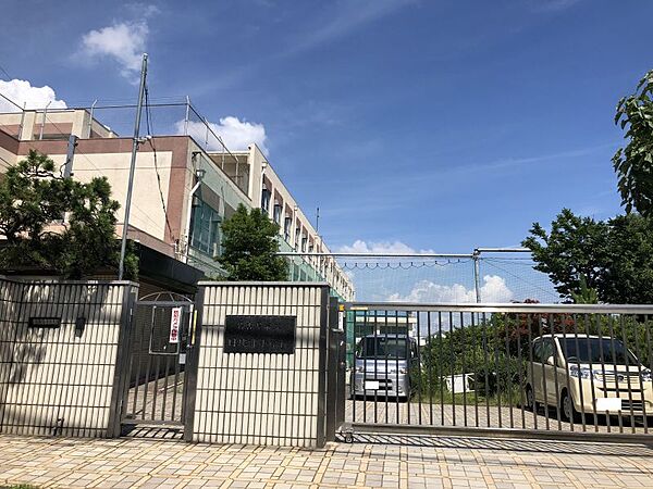 日比津中学校まで　934m　徒歩約12分●学習活動ではタブレット端末を活用するなど、効果的なICT教育技術の導入を実施。【校訓】練磨　名古屋市中村区高道町にある公立中学校。