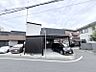 駐車場：角地のため開放感がございます。お車は並列で2台停めていただけますよ♪
